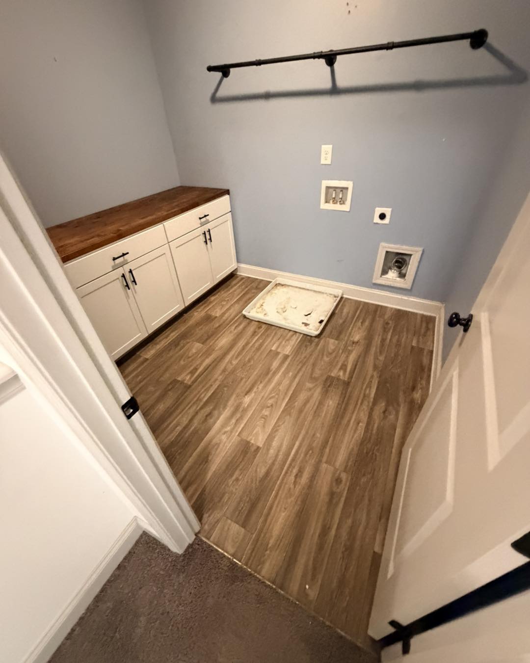 Foyer with a finished hardwood floor and an arched window